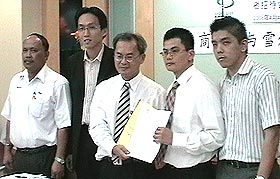 selangor exco meet illegal factory 040408 hand over memo