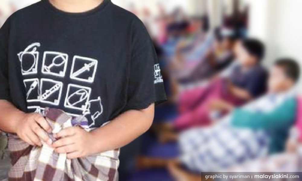 Murid naik pentas berkain pelikat lepas bersunat curi tumpuan