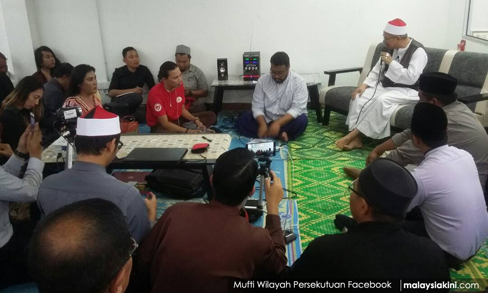 Mak nyah tanya mufti 'solat bahagian lelaki ke perempuan?'