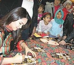siti nurhaliza in london 280304 signing autograph at colindale