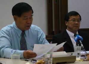 hou kok chung visit to djz 110408 hou and ye xin tian