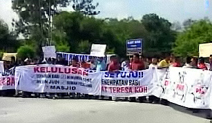 anti pig protest selangor 090408 banners
