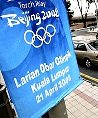 olympic torch malaysia 210408 01