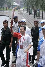 olympic torch run malaysia 220408 03