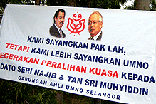 umno selangor najib muhyiddin event anti pak lah banners 160408