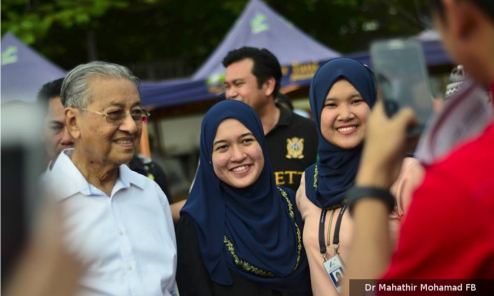 Dr M a hit at Putrajaya pasar malam