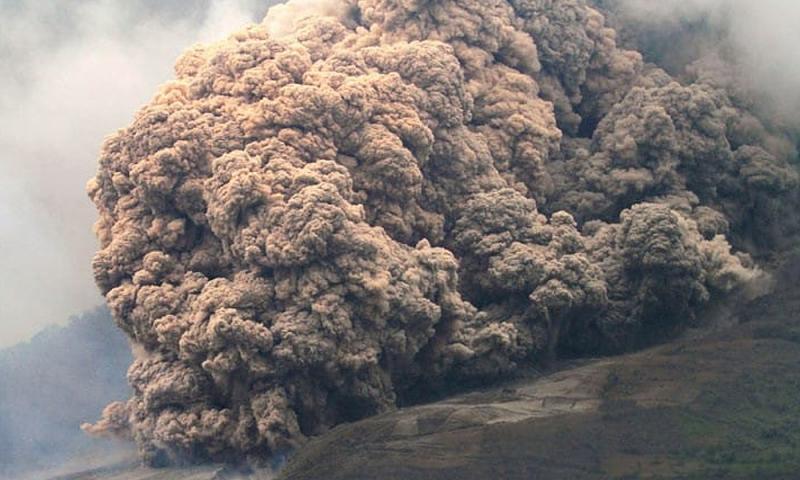 Gunung berapi Semeru di Indonesia meletus