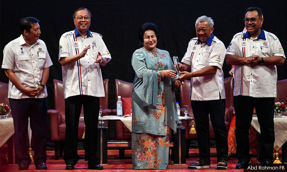 Rosmah dianugerah Ikon Inspirasi Wadira Felcra