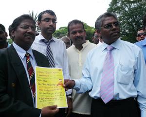 hindraf to palace 250408 leaders with petition