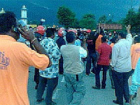 hindraf supporters kamunting prison protest 280408 03
