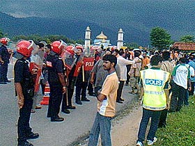 hindraf supporters kamunting prison protest 280408 08