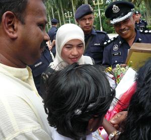 hindraf to palace 250408 waythamoorthy daugther handin petition