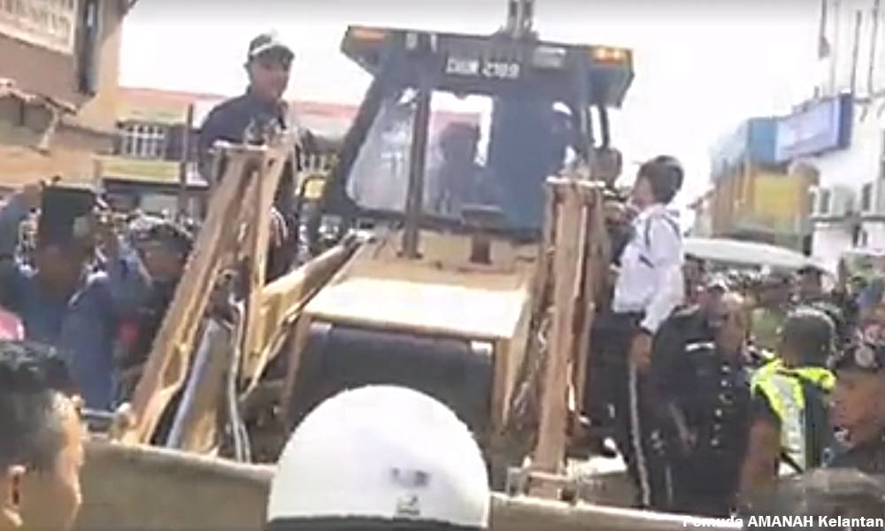 Jentolak 'serang' pasar Pasir Puteh, peniaga lawan