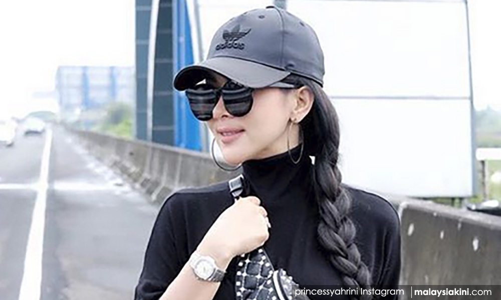Syahrini kena marah bergambar di lebuh raya
