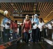 women traveller airport 050508
