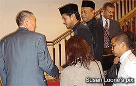 sharibuu setev and khairy jamaluddin parliament