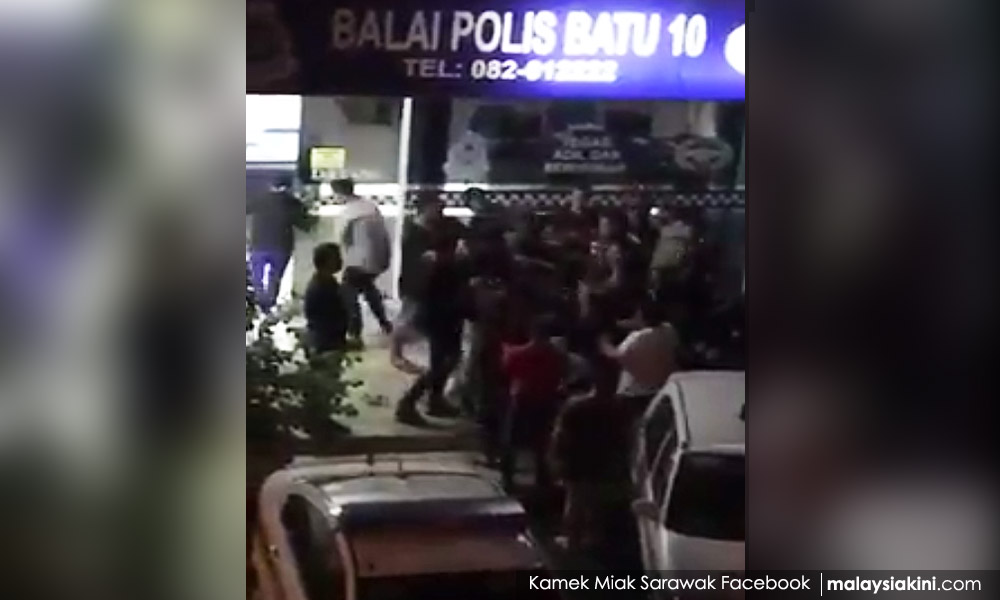 6 nabbed for affray in front of police station