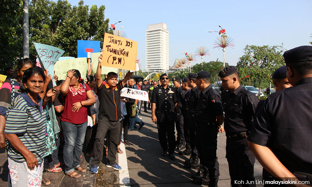 Tuntut Najib tunai janji: Polis tahan peserta demo