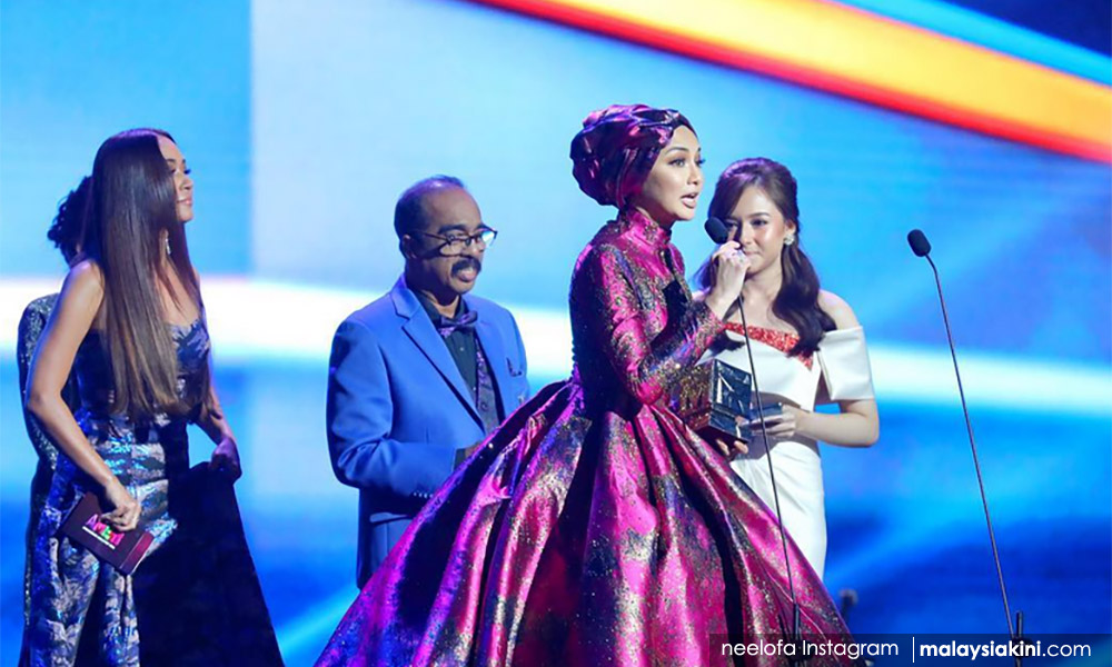 Top Top MeleTOP sekali lagi milik Neelofa