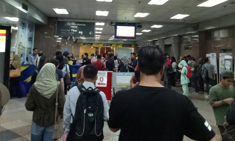 Ticketing websites slow to a crawl, flight costs go up