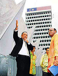 mohd zin inspecting parliament roof 070508