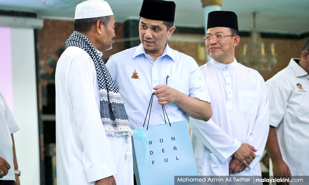 Azmin pertahan agihan cek, tablet menjelang PRU
