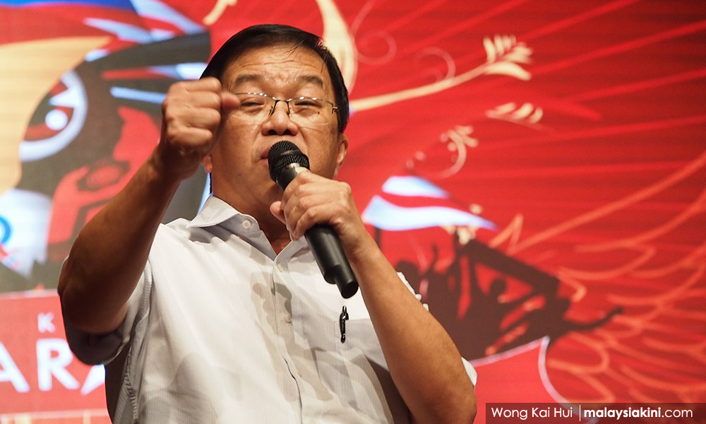 白衣女证实是附议人妻子,惟陈国伟否认策划呛声