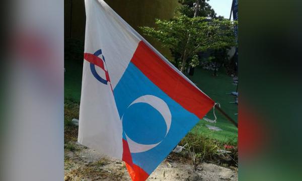 Pengecut' naikkan bendera 'campuran' HARAPAN - wakil rakyat