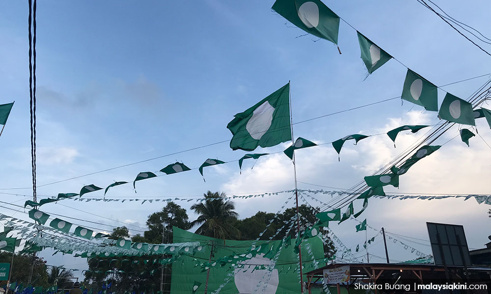 election campaign flag banner war pas bn barisan nasional parliament kuala terengganu 270418 1