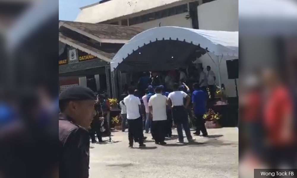 Liow's aide lodges police report over MyKad incident