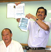 mca simpang renggam electorial 260508 tearing of book
