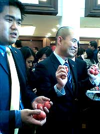 lim lip eng and loh gwo burne parliament red eggs 280508 02