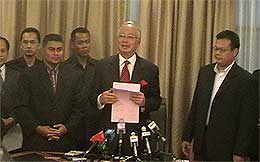 ex pkr member joins umno najib parliament pc 290508 01