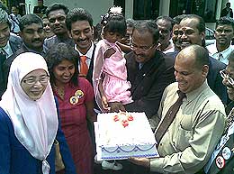 hindraf celebrate birthday in parliament 210508 wan azizah welcome