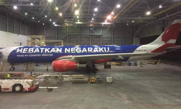 Najib Returns To Kl In Hebatkan Negaraku Airasia Jet