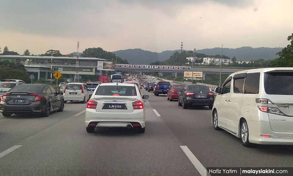 Aliran trafik di lebuh raya utama perlahan