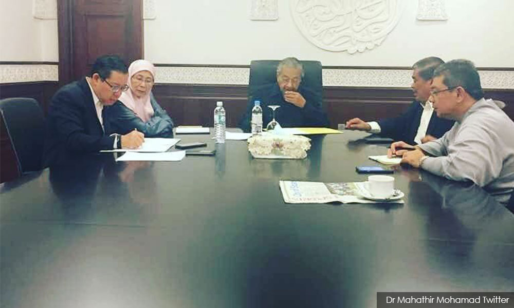 'Hari pertama bekerja... sekali lagi' - tweet Dr M