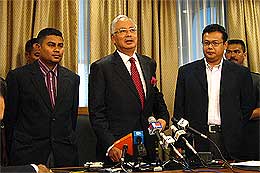 ex pkr member joins umno najib parliament pc 290508 02