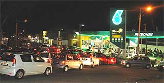 melaka petrol price hike panic consumer traffic jam at petrol stations 050608