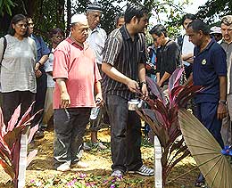 zaitun kasim toni kasim funeral 040608 03