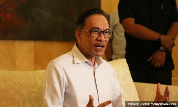 Anwar Hits Out At Kadir Jasin Over Remarks Against Rulers