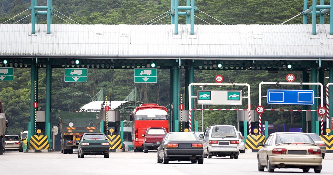 Aliran trafik bergerak perlahan
