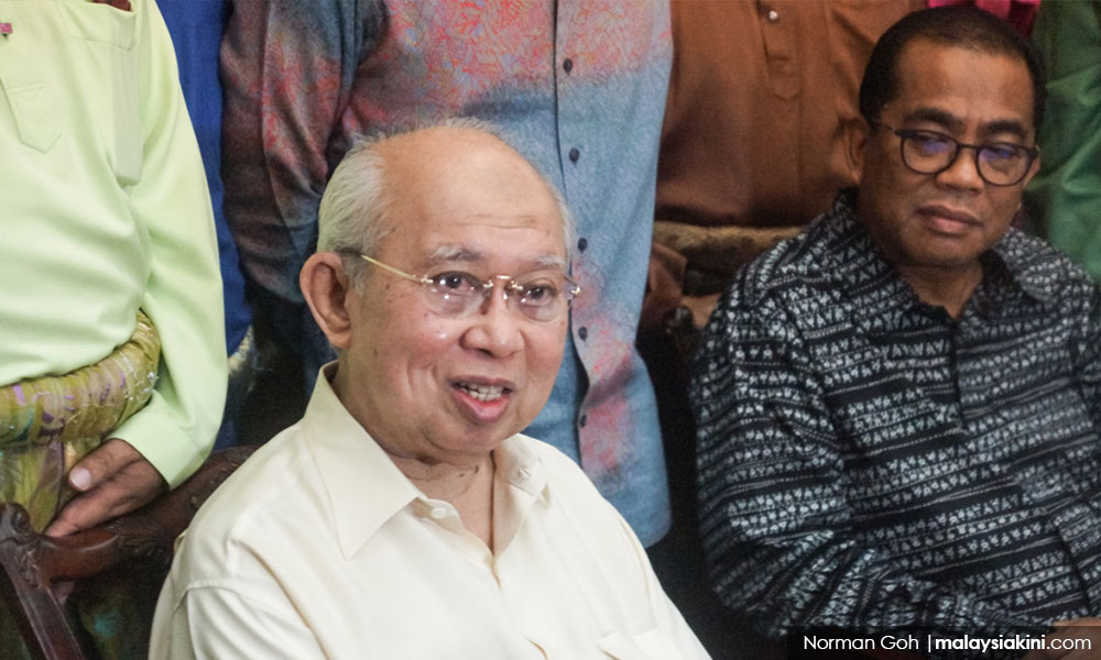 Menjelang pemilihan Umno, Ku Li cabar Zahid, Khairy debat