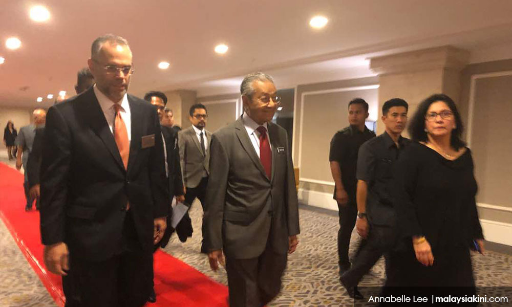 Dr M cabar Najib tunjuk bukti pembantunya terima RM10j