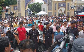 kp baru petrol protest ikrar 060608 police onlookers