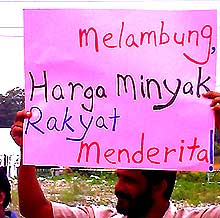 penang factory bus petrol price hike protest 100608 03
