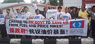 petrol price hike protest kuching 060608 03