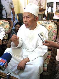 nik aziz interview in kota bharu 120608 02