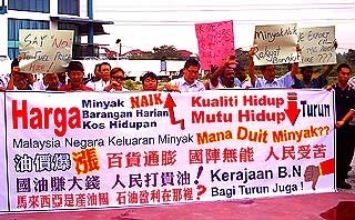 penang factory bus petrol price hike protest 100608 01