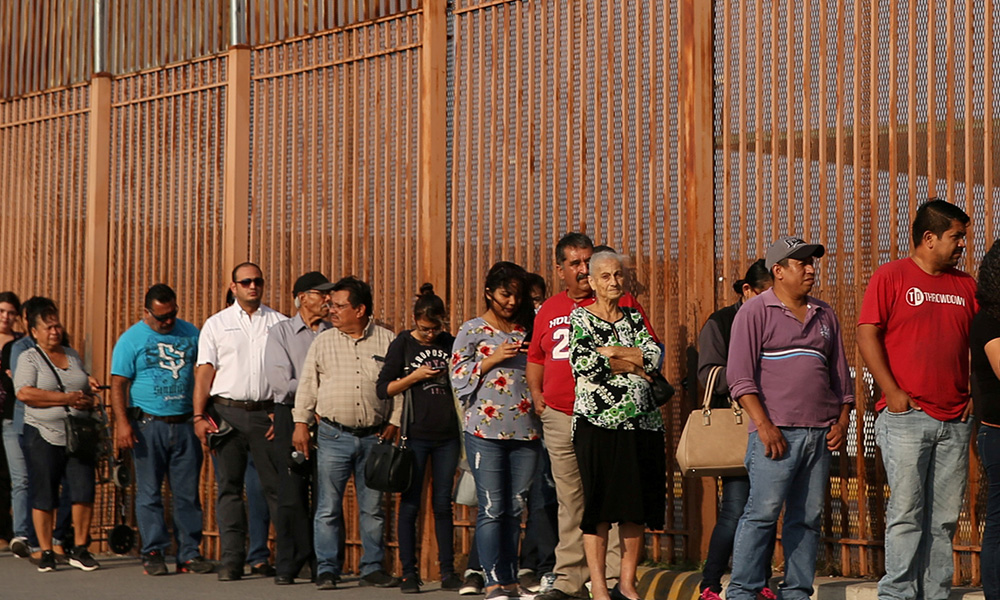Only some migrant families reunited in US as deadline arrives